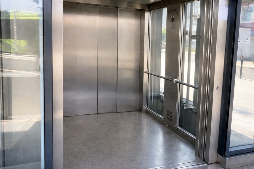 Liftkabine vor der Reinigung — sauber und gepflegt