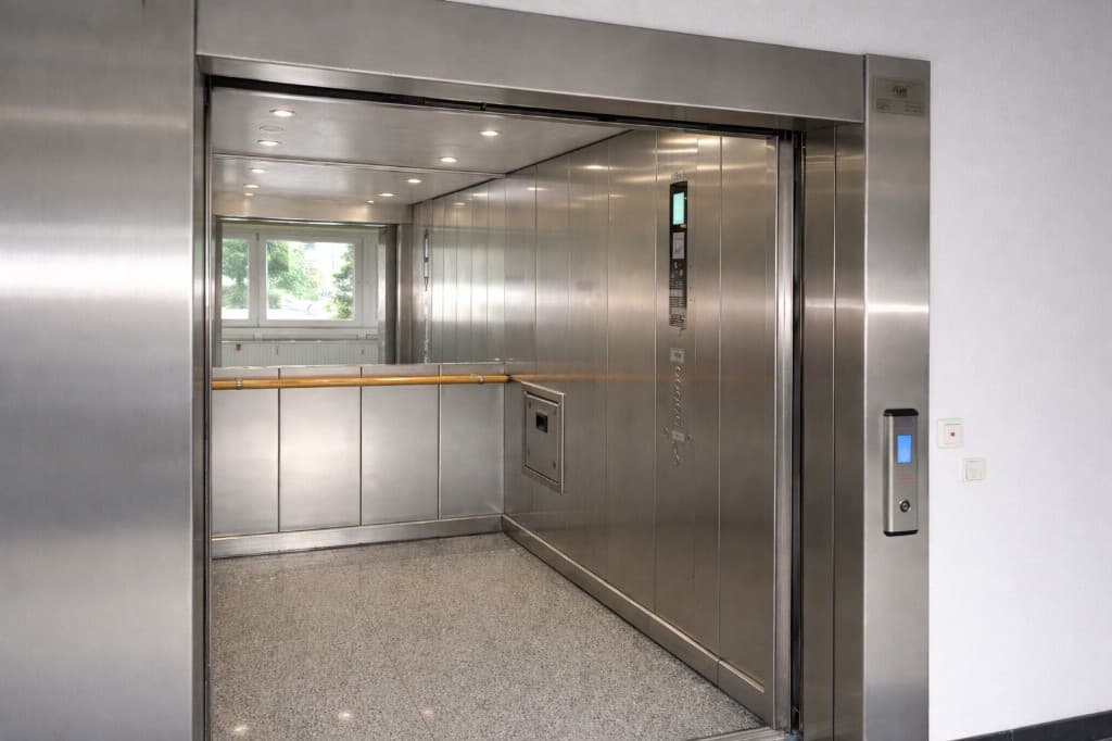 Spiegel und Oberflächen vor der Reinigung — sauber und gepflegt